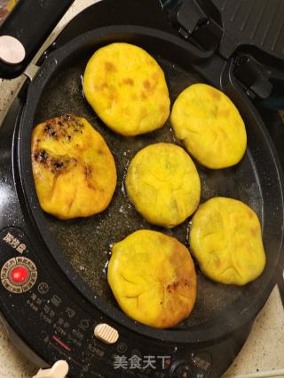 玉米面粉烙饼三种口味（韭菜鸡蛋，韭菜猪肉，芝麻红糖）的做法步骤：4