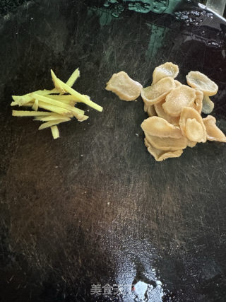 菜脯焖河豚鱼的做法步骤：1