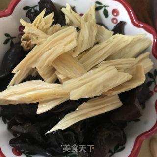 蒜炒炒木耳的做法步骤：3