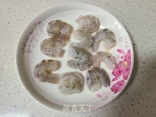 虾仁炒豌豆红萝卜玉米粒的做法步骤：2