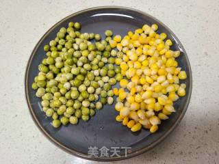 虾仁炒豌豆红萝卜玉米粒的做法步骤：4