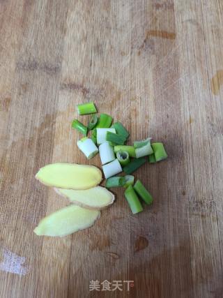 虾仁炒豌豆红萝卜玉米粒的做法步骤：6