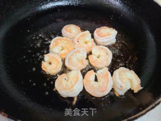 虾仁炒豌豆红萝卜玉米粒的做法步骤：7