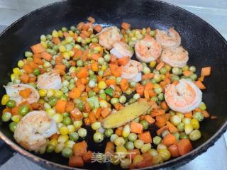 虾仁炒豌豆红萝卜玉米粒的做法步骤：8