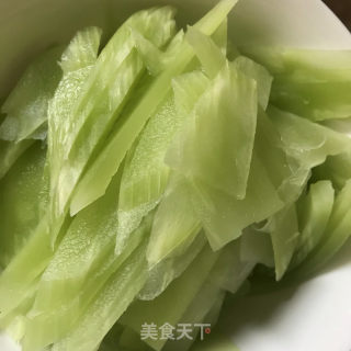 蒜头油炒笋片的做法步骤：2
