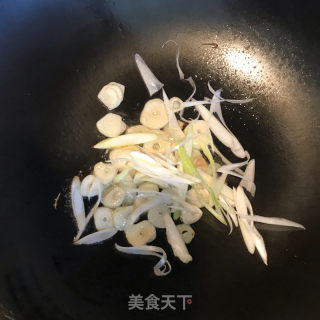 蒜头油炒笋片的做法步骤：3