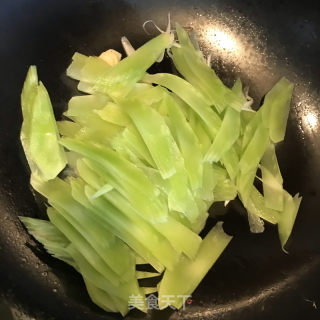 蒜头油炒笋片的做法步骤：4