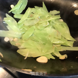 蒜头油炒笋片的做法步骤：6