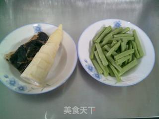 雷笋酱肉炒梅豆的做法步骤：1