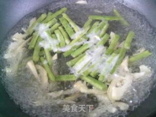 雷笋酱肉炒梅豆的做法步骤：3