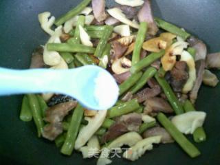 雷笋酱肉炒梅豆的做法步骤：8