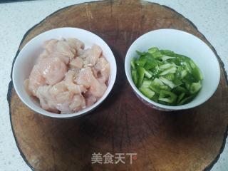 青椒炒鸡丁的做法步骤：1