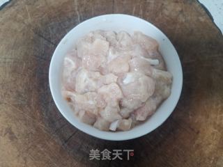青椒炒鸡丁的做法步骤：2
