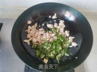 青椒炒鸡丁的做法步骤：4