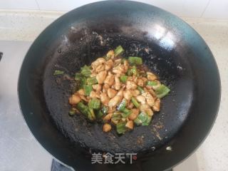 青椒炒鸡丁的做法步骤：6