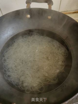 酸辣牛肉粉的做法步骤：1