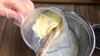黑芝麻糊千层司康，金黄酥脆，层层叠叠，甜度适中，恰到好处。的做法步骤：5