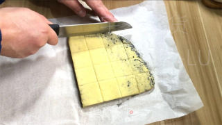 黑芝麻糊千层司康，金黄酥脆，层层叠叠，甜度适中，恰到好处。的做法步骤：14