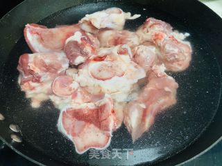 雪萝卜当归大骨汤的做法步骤：1