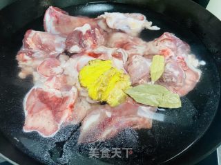 雪萝卜当归大骨汤的做法步骤：2