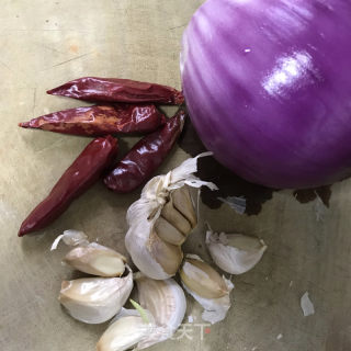 洋葱拌木耳的做法步骤：1