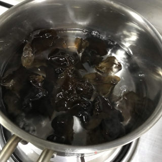 洋葱拌木耳的做法步骤：2