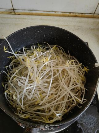 酸菜粉丝汤的做法步骤：2
