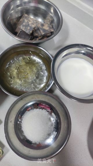 巧克力慕斯蛋糕的做法步骤：1
