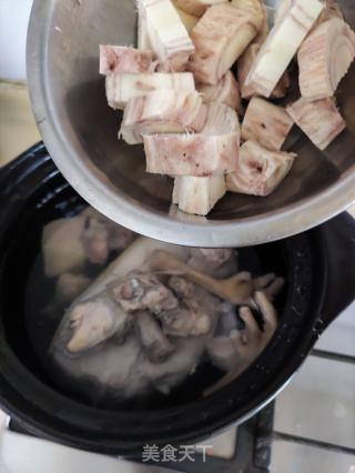猪肉鸡骨葛根汤的做法步骤：5