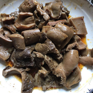 青椒炒驴板肠的做法步骤：1