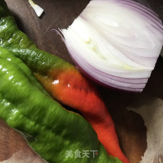 青椒炒驴板肠的做法步骤：2