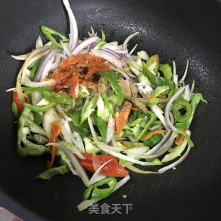 青椒炒驴板肠的做法步骤：6
