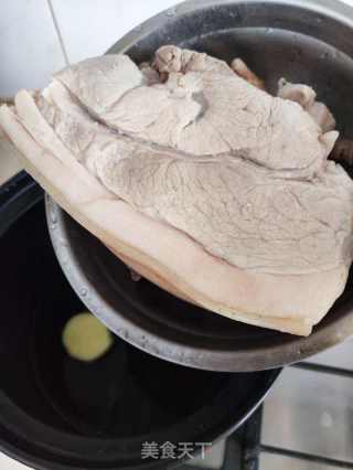 白切肉的做法步骤：2