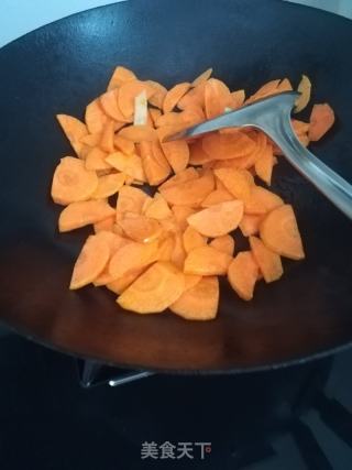 胡萝卜炒皮芽子的做法步骤：3