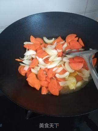 胡萝卜炒皮芽子的做法步骤：4