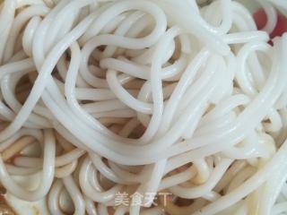 牛肉哨子炒米线的做法步骤：5
