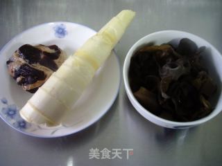 酱肉黑木耳炒雷笋的做法步骤：1