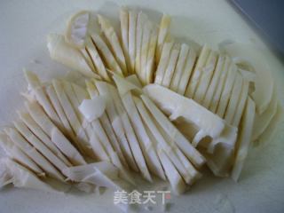 酱肉黑木耳炒雷笋的做法步骤：2
