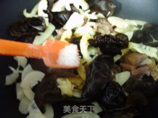 酱肉黑木耳炒雷笋的做法步骤：9