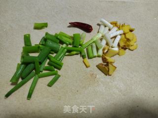 葱姜炒蛏子的做法步骤：2