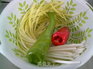 双椒炒韭黄的做法步骤：1
