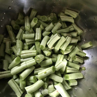 凉拌豆角的做法步骤：1