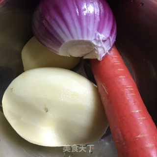 咖喱牛肉炖土豆的做法步骤：2