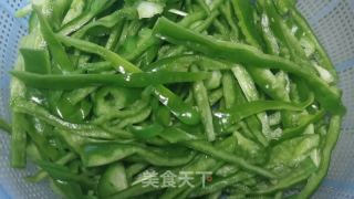 青椒肉丝的做法步骤：2