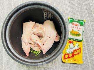 不加一滴水做出来的香喷喷盐焗猪蹄的做法步骤：1