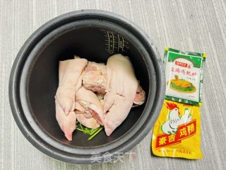不加一滴水做出来的香喷喷盐焗猪蹄的做法步骤：2