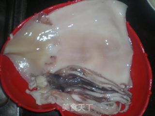 蒜薹炒鱿鱼的做法步骤：1