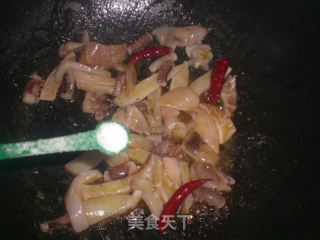 蒜薹炒鱿鱼的做法步骤：8