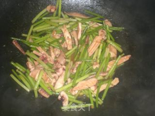 蒜薹炒鱿鱼的做法步骤：10