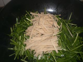 韭菜炒百叶的做法步骤：4